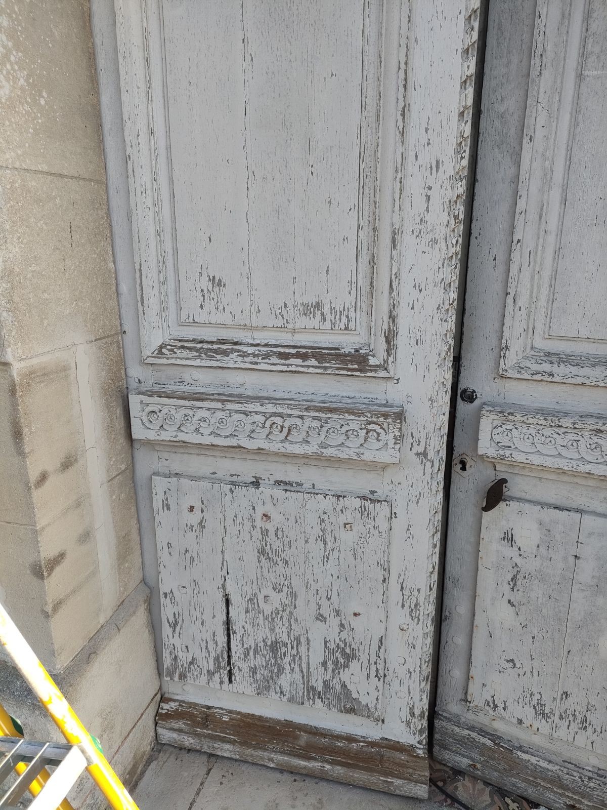 réfection d'une porte d'entrée intérieure et extérieur près de la commune de Rouen