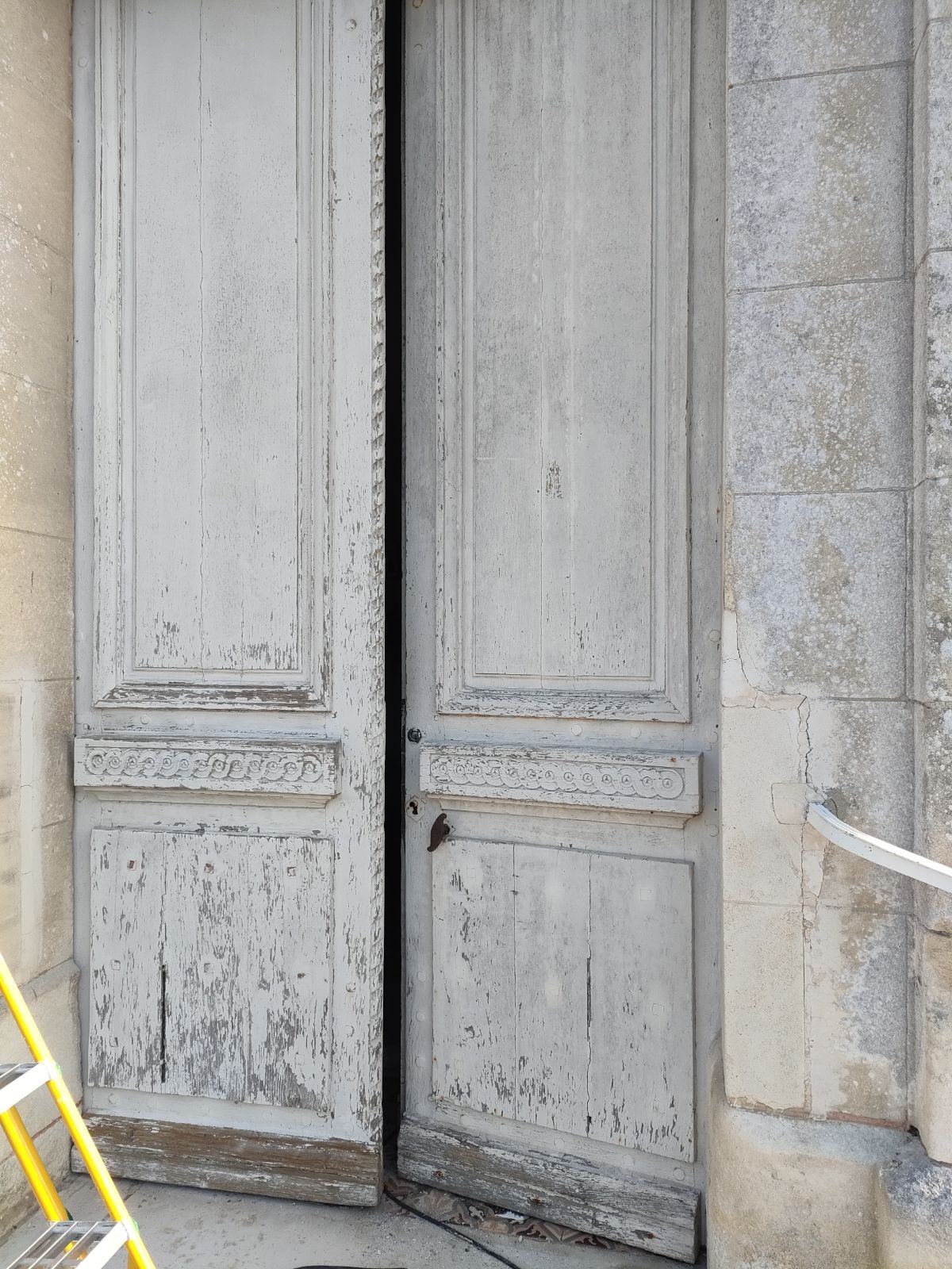 réfection d'une porte d'entrée intérieure et extérieur près de la commune de Rouen